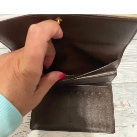 LOUIS VUITTON DAMIER PORTE-TRESOR
PAPIER WALLET - Picture 10 of 11